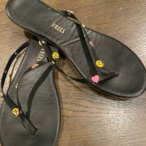 Tkees Size 8 black emoji flip flops